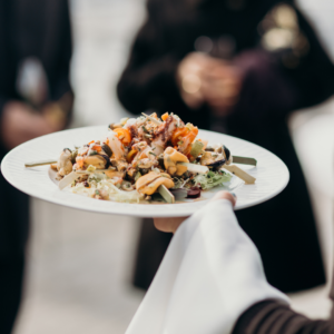 Imagen destacada para el blog como elegir el mejor catering para tu próximo evento empresarial en Málaga