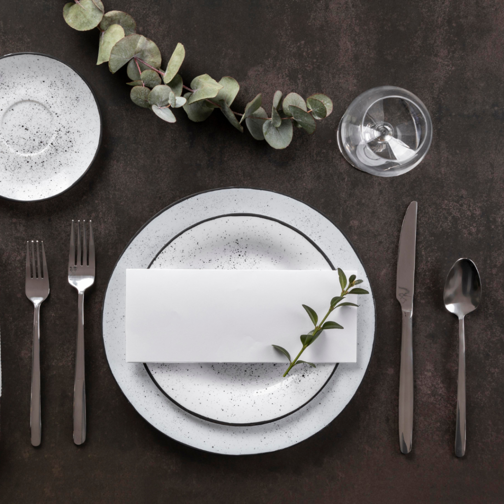 Disposición de los cubiertos con elegancia para una celebración